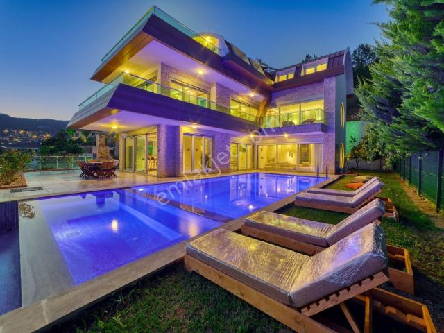 Alanya Bektaş’ta Panoramik Manzaralı, Özel Havuzlu 5+1 Lüks Tripleks Villa