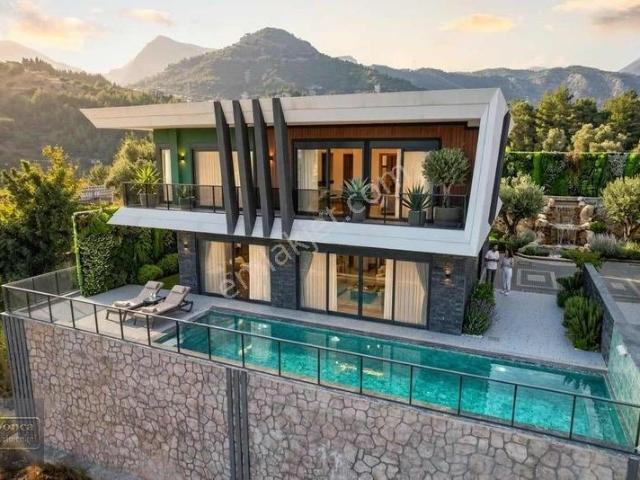 Alanya Da Full +full Özel Müstakil Havuzlu Bahçeli 4+1 Villa.