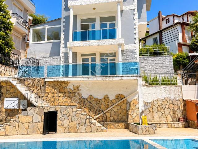 Alanya Konaklı'da Denize 300 Metre Havuzlu 3+1 Satılık Villa