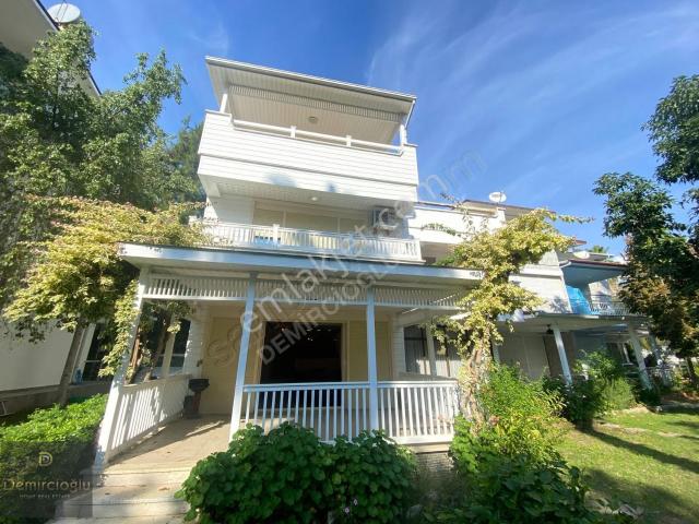 Alanya Konaklıda Denize Sıfır Site İçinde Kiralık 4+1 Villa