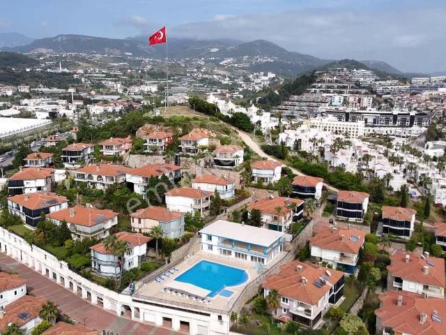 Alanya Konaklı'da Kullanışı Denize Yakın Satılık 3+1 Villa