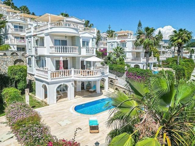 Alanya Konaklı'da Panoramik Deniz Manzaralı Full Eşyalı 4+1 Lüks Villa