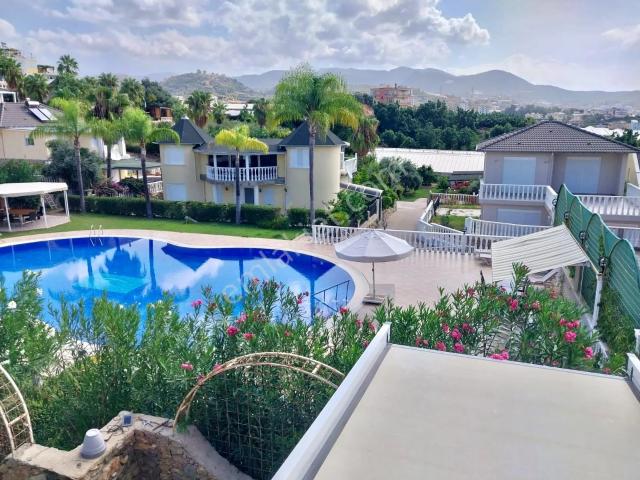 Alanya Konaklıda 550 M² Arsada İkamete Uygun Villa