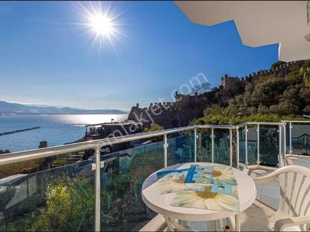Alanya Kalesinde Full Deniz Manzaralı 1+1 İkamete Uygun Daire