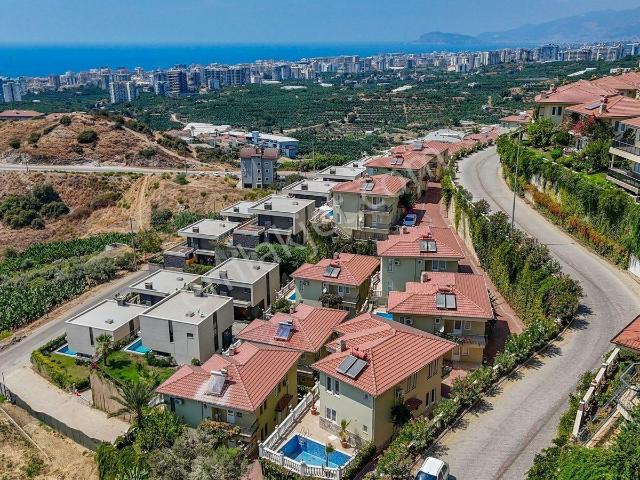 Alanya Kargıcakta Deniz Ve Şehir Manzaralı 3+1 Satılık Villa