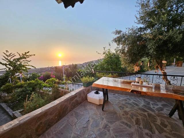 Alanya Keşeflide Deniz Manzaralı Satılık 3+1 Eşyalı Villa