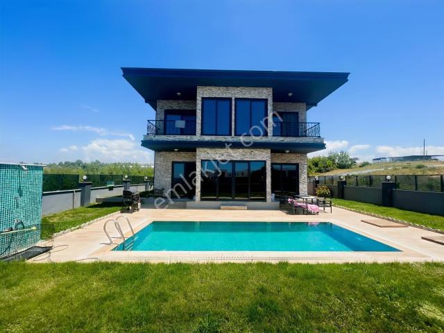 Alanya İncekumda Müstakil Havuzlu Lüks Villa 500 M² Arsa İçinde
