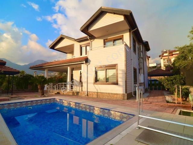 Alanya / Oba’da Satılık 4+1 Villa – Vatandaşlığa Uygun