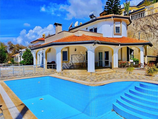 Alanya Mahmutlar 3+1 500m2 Arsada, 200m2 Müstakil Villa Havuzlu