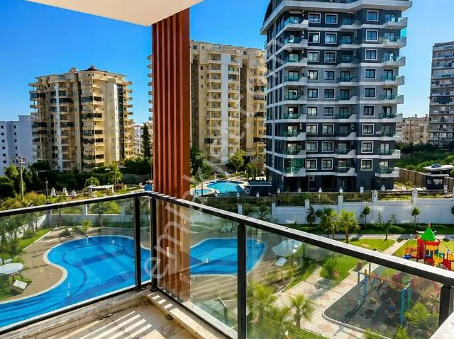 Alanya Mahmutlarda Havuz Manzaralı Lüks Kompleks 1+1