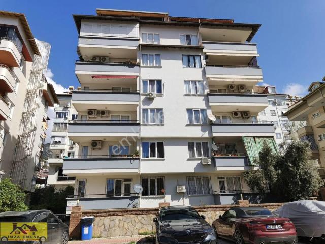 Alanya Merkezde 3 Oda 1 Salon Ayrı Mutfaklı Duvar Kağıtlı Daire