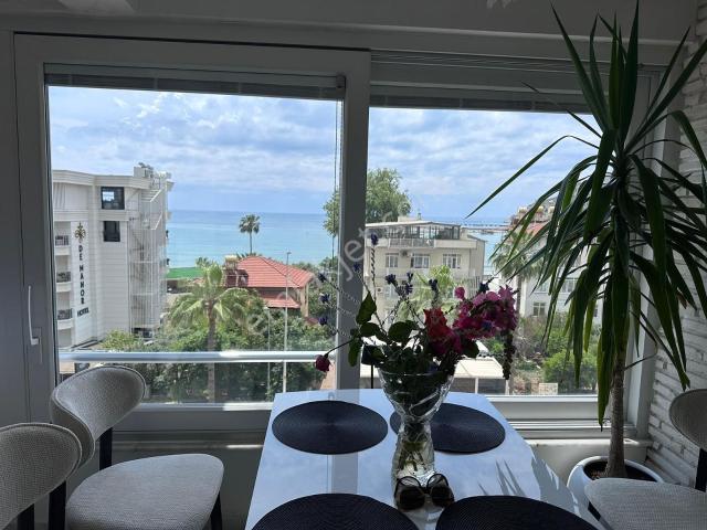 Alanya Merkezde Denize Sıfır 2+1 Komple Eşyalı Daire