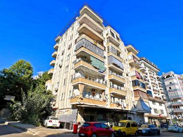 Alanya Merkezde Satılık 3+1 Ayrı Mutfak Asansörlü Geniş Daire