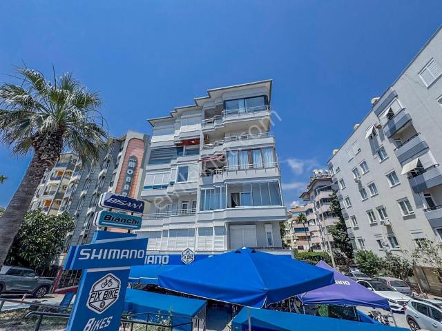 Alanya Merkezde Satılık Denize Sıfır 3+1 Ayrı Mutfak 165 M² Lüx Bakımlı Daire