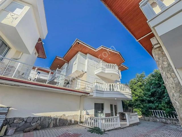 Alanya Sugözün'de Satılık Full Eşyalı 5+1 Manzaralı Villa