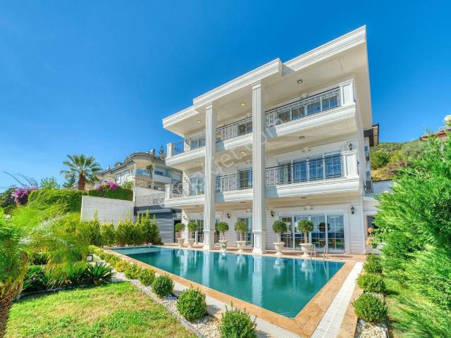 Alanya Tepe Bölgesinde Hayalinizdeki Lüks Triplex Villa