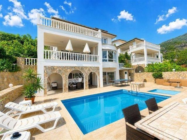 Alanya Tepe’de Muhteşem Şehir Ve Deniz Manzaralı Özel Havuzlu 4+2 Villa