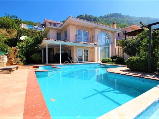 Alanya Tepe’de Muhteşem Manzaralı Havuzlu 4+1 Lüks Villa