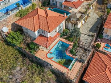 Alanya Tepe’de Muhteşem Manzaralı Havuzlu 4+1 Lüks Villa
