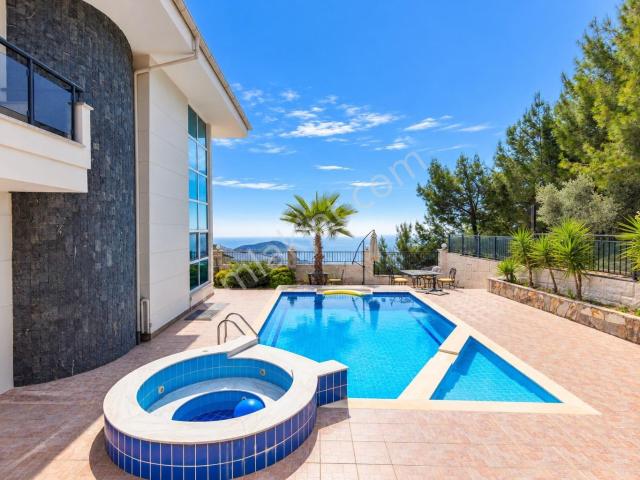 Alanya Tepe’de Panoramik Deniz Manzaralı Özel Havuzlu Lüks 4+1 Müstakil Villa