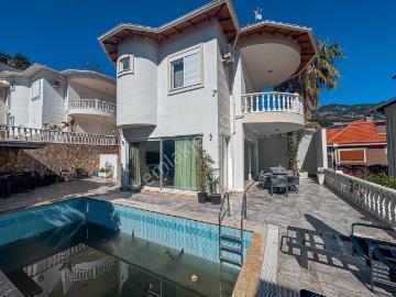 Alanya Tepe'de Manzaralı 3+1 Lüks Villa Geniş Yaşam Alanı