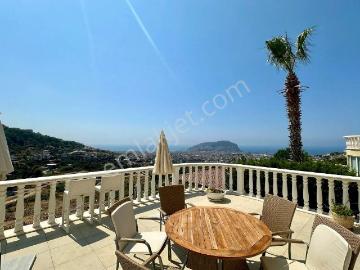Alanya Tepe'de Deniz Manzaralı Müstakil Havuzlu 3+1 Lüks Villa