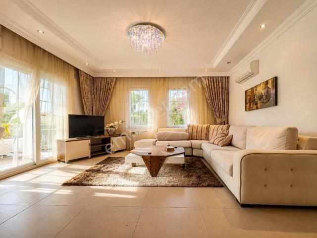 Alanya'da Lüks Site İçerisinde 3+1 Villa Kaçmaz Fırsat! Denize Yakın!