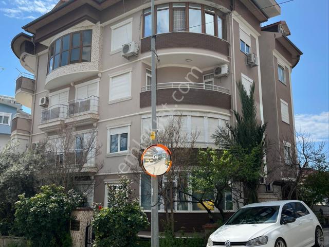 Alanya'da Satılık 3+1 Havuzlu Sitede Bahçe Dubleks