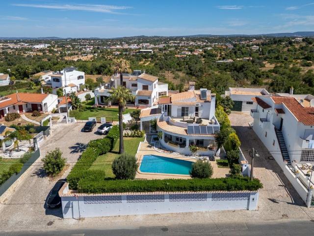 Albufeira Moradia Quatro Quartos Jardim Piscina Garage. 284m² Albufeira e Olhos de Água