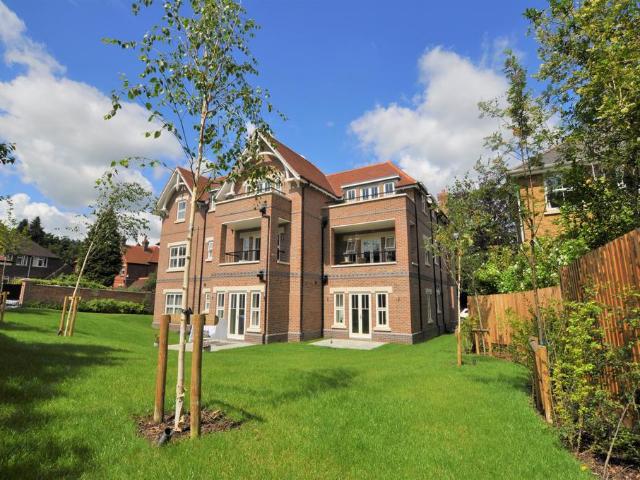 Albury Road, Guildford, Surrey, GU1 2 bed apartment to rent £2,200 pcm £508 pw