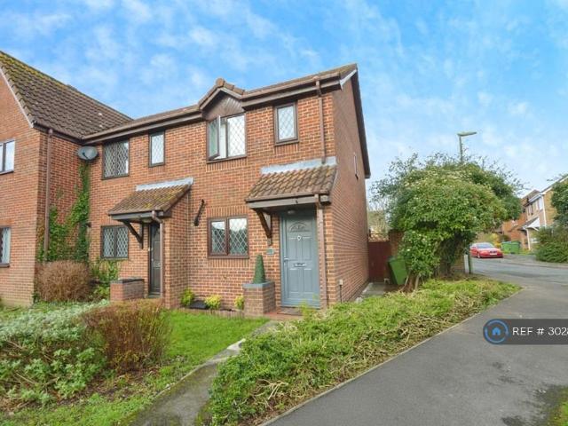 Albacore Avenue, Warsash. 2 bed end of terrace house to rent £1,400 pcm £323 pw