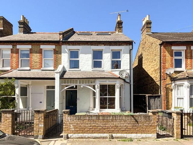 Albacore Crescent, Hither Green, SE13 3 bed flat to rent £2,100 pcm £485 pw