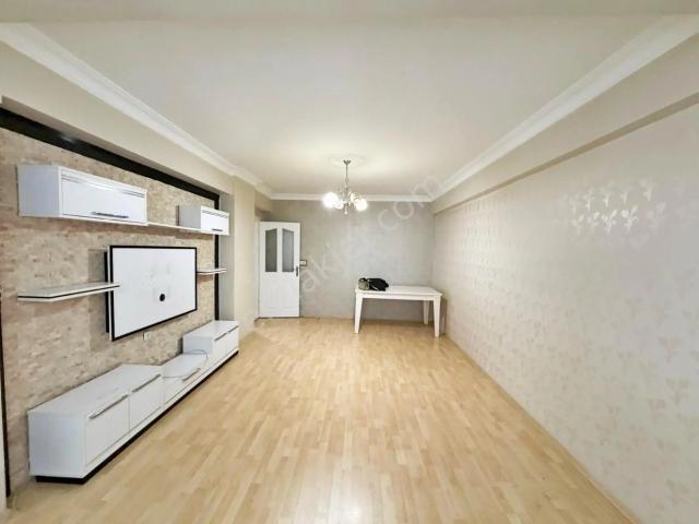 Alban Gyo'dan 100m² 2+1 Metrobüse 1 Dk Satılık Arakat Daire !
