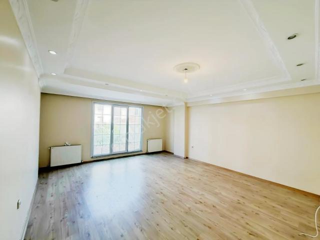 Alban'dan Metrobüse Yakın 135m² Boş Satılık 3+1 Balkonlu Daire !