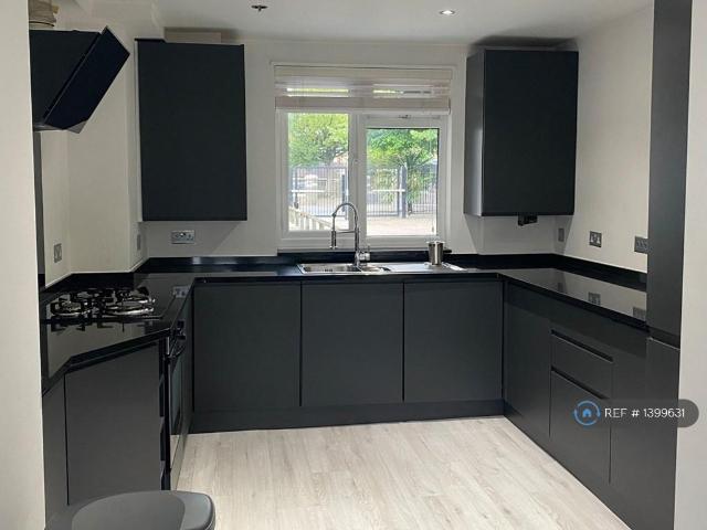 Albans Close, London, SW16 3 bed flat to rent £2,900 pcm £669 pw