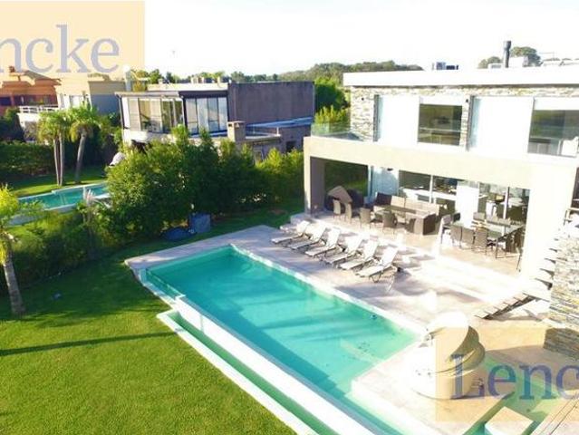 Albanueva, magnifica casa moderna de diseño, 4 dormitorios, pileta, amarra, venta