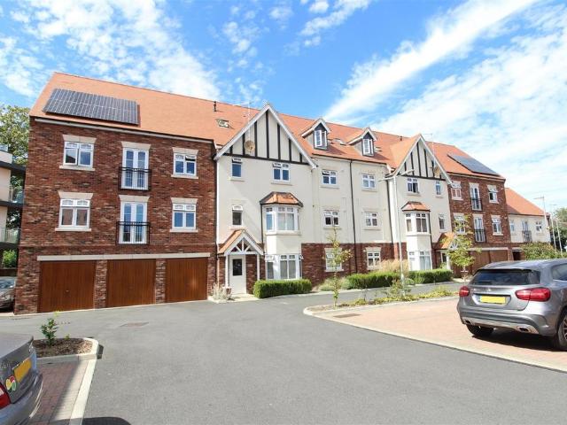Albany Court, Leigh On Sea 2 bed flat to rent £1,400 pcm £323 pw