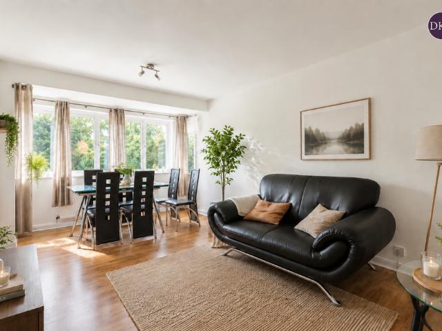 Albany Court, North Finchley N12 2 bed apartment to rent £1,750 pcm £404 pw