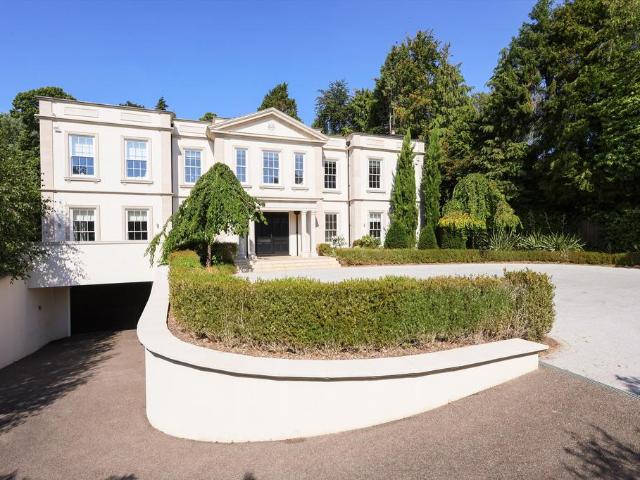 Albany Close, Esher, Surrey KT10 5 bed detached house to rent £32,500 pcm £7,500 pw