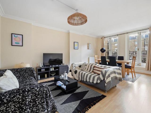 Albany Street, Regents Park, London, NW1 3 bed terraced house to rent £4,983 pcm £1,150 pw