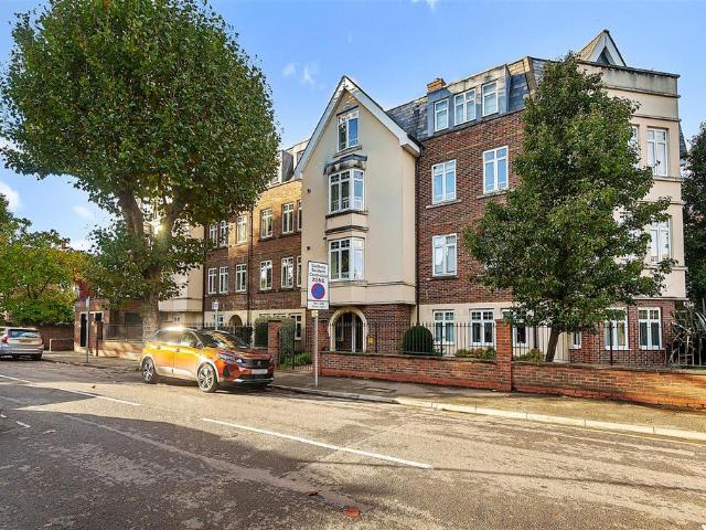 Albany Park Road, Kingston Upon. 2 bed flat to rent £2,250 pcm £519 pw