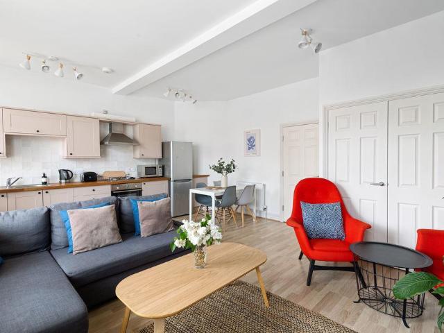 Albany Road, Cardiff CF24 1 bed apartment to rent £1,050 pcm £242 pw