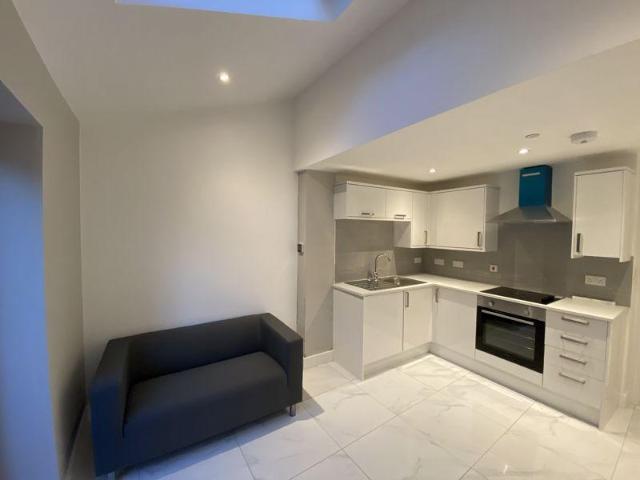 Albany Road, Cardiff CF24 1 bed apartment to rent £900 pcm £208 pw