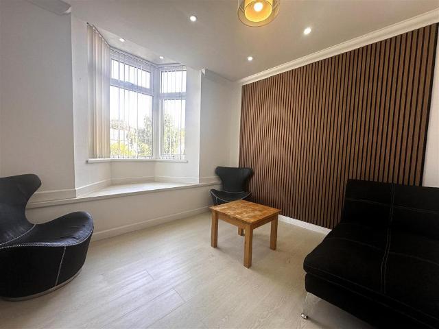 Albany Road, Cardiff 1 bed apartment to rent £850 pcm £196 pw
