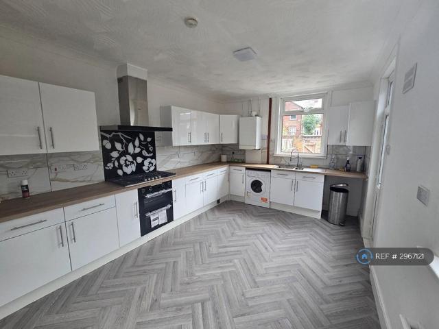 Albany Road, Doncaster, DN4 3 bed terraced house to rent £1,100 pcm £254 pw
