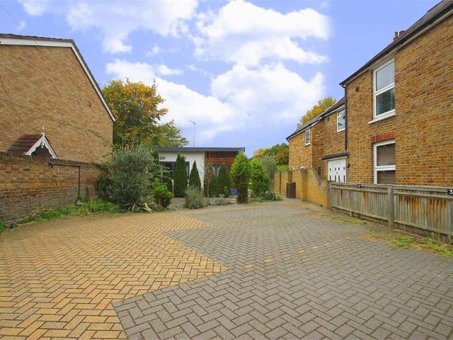 Albany Road, Old Windsor SL4 Studio to rent £650 pcm £150 pw