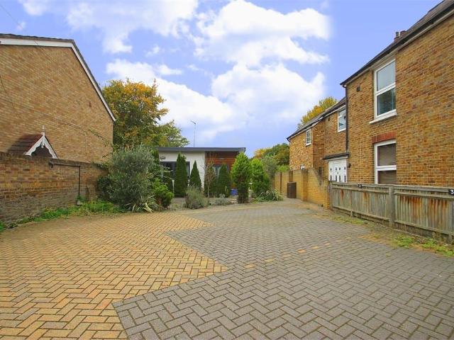 Albany Road, Old Windsor SL4, Studio to rent, £750 pcm | PrimeLocation