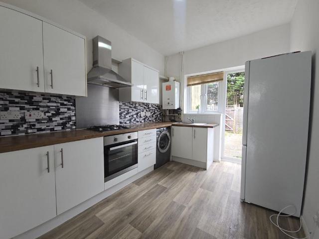 Albany Road, Romford RM6 2 bed end of terrace house to rent £1,700 pcm £392 pw