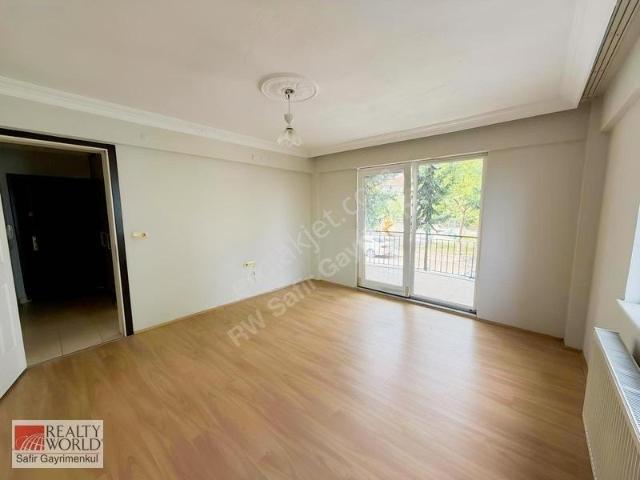 Albayrak Meydanı'nda Önü Yeşil Alan, 1. Kat 3+1 Kiralık Daire