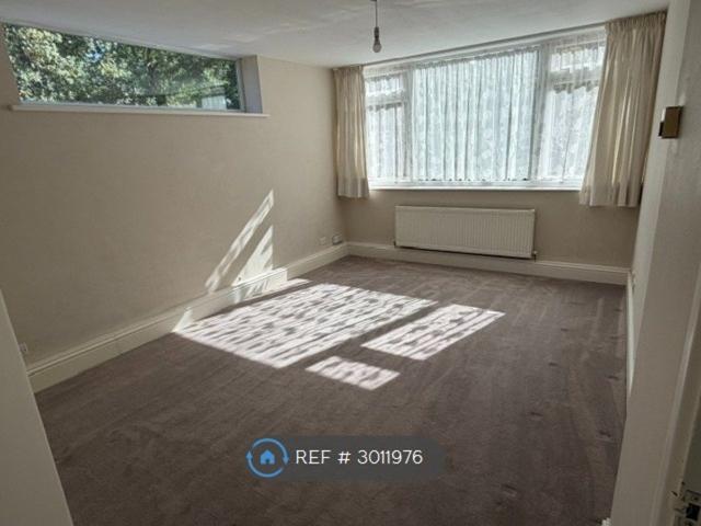 Albemarle Road, Beckenham BR3, 1 bed flat to rent, £1,450 pcm | PrimeLocation
